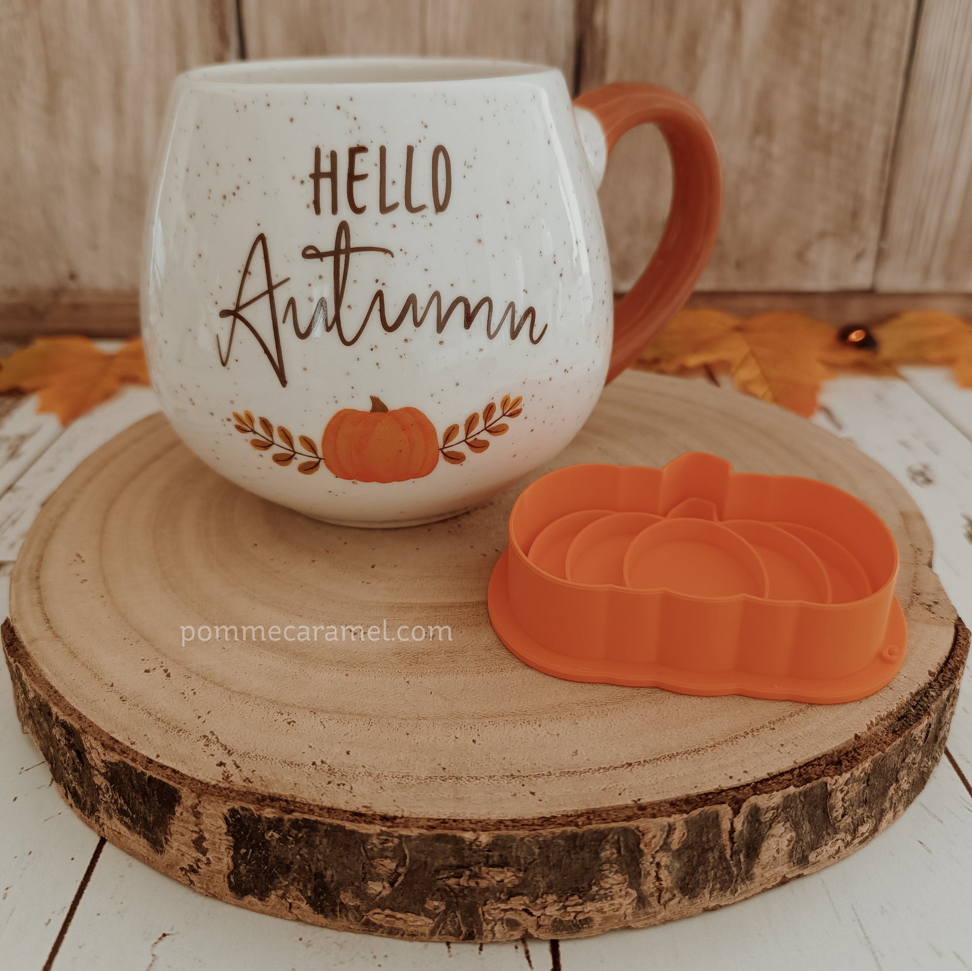 Tasse Ronde Hello Autumn et Emporte-Pièce Tampon Citrouille Orange Something Different Wholesale