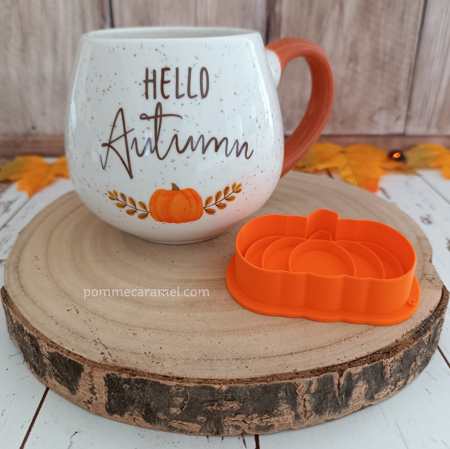 Tasse Ronde Hello Autumn et Emporte-Pièce Tampon Citrouille Orange Something Different Wholesale