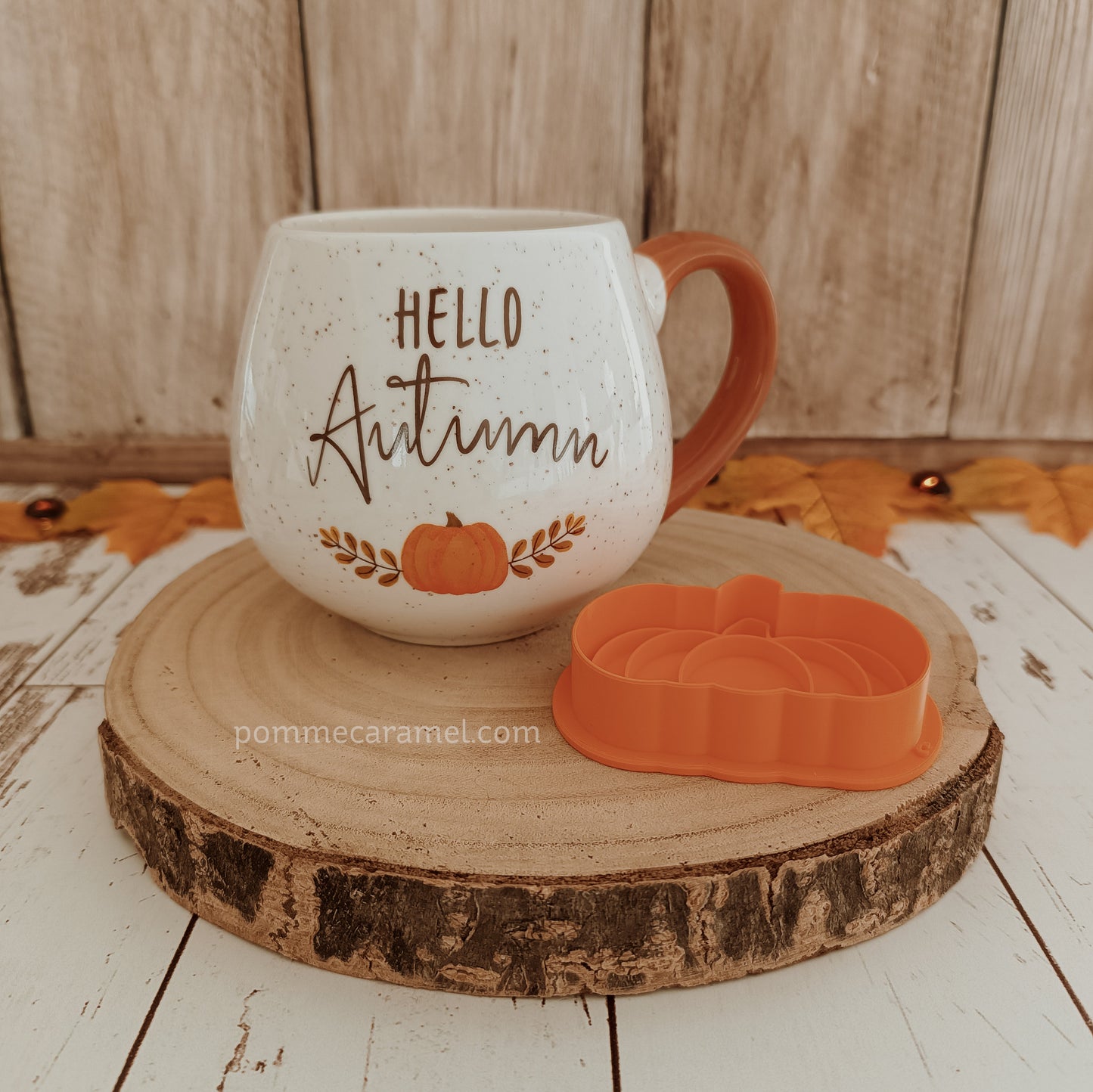 Tasse Ronde Hello Autumn et Emporte-Pièce Tampon Citrouille Orange Something Different Wholesale