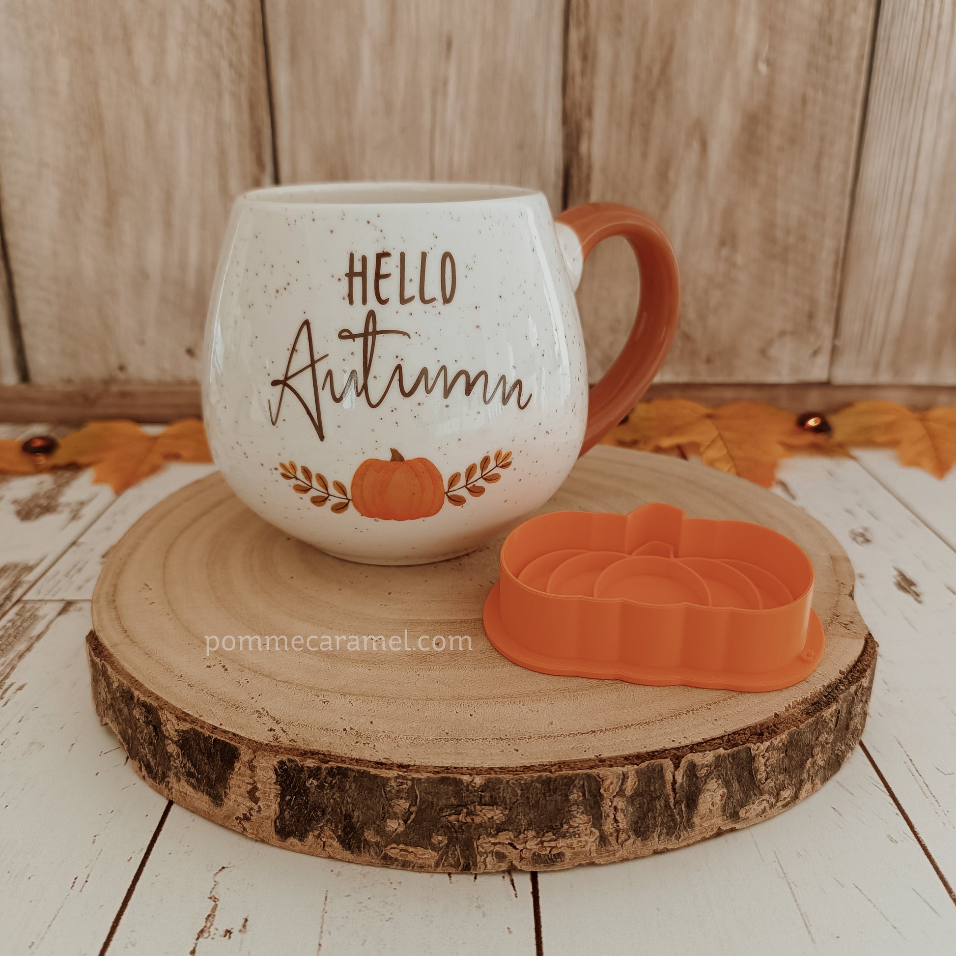 Tasse Ronde Hello Autumn et Emporte-Pièce Tampon Citrouille Orange Something Different Wholesale