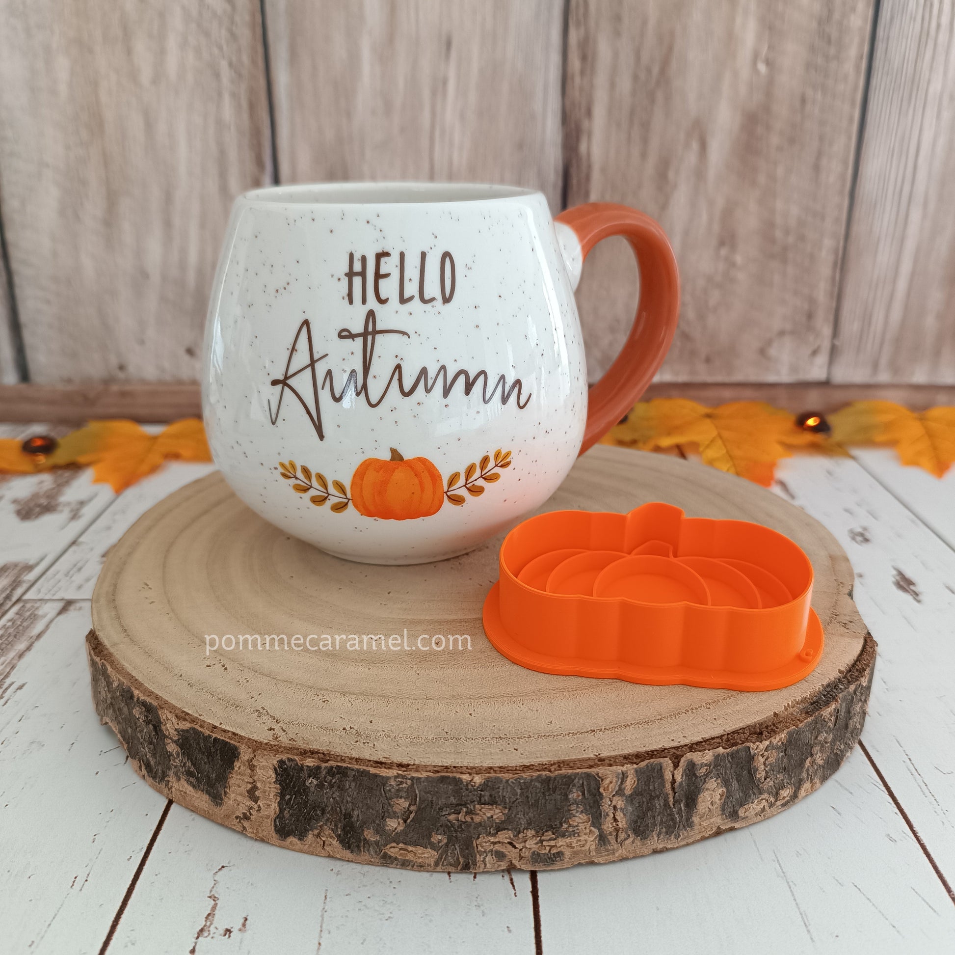 Tasse Ronde Hello Autumn et Emporte-Pièce Tampon Citrouille Orange Something Different Wholesale