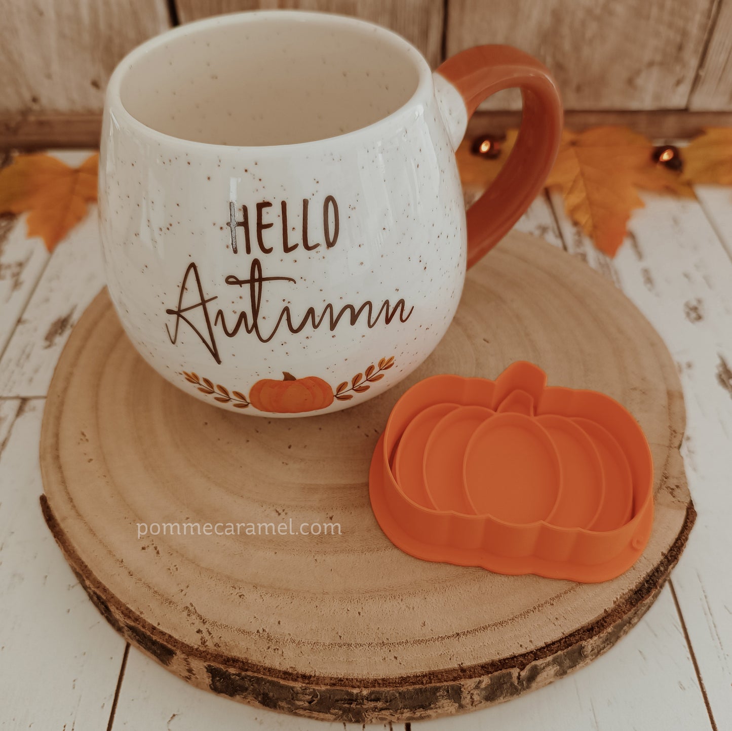 Tasse Ronde Hello Autumn et Emporte-Pièce Tampon Citrouille Orange Something Different Wholesale