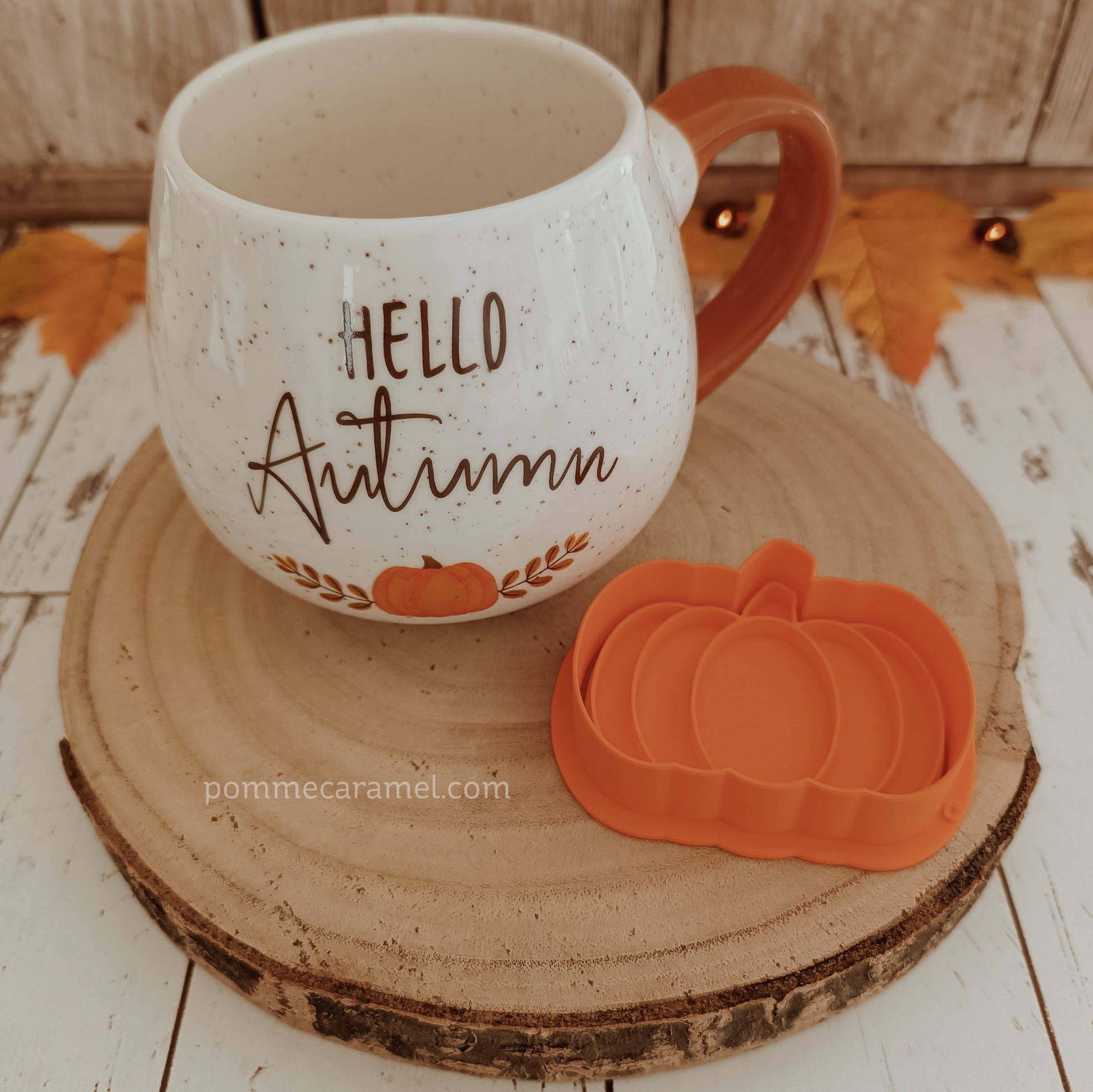 Tasse Ronde Hello Autumn et Emporte-Pièce Tampon Citrouille Orange Something Different Wholesale