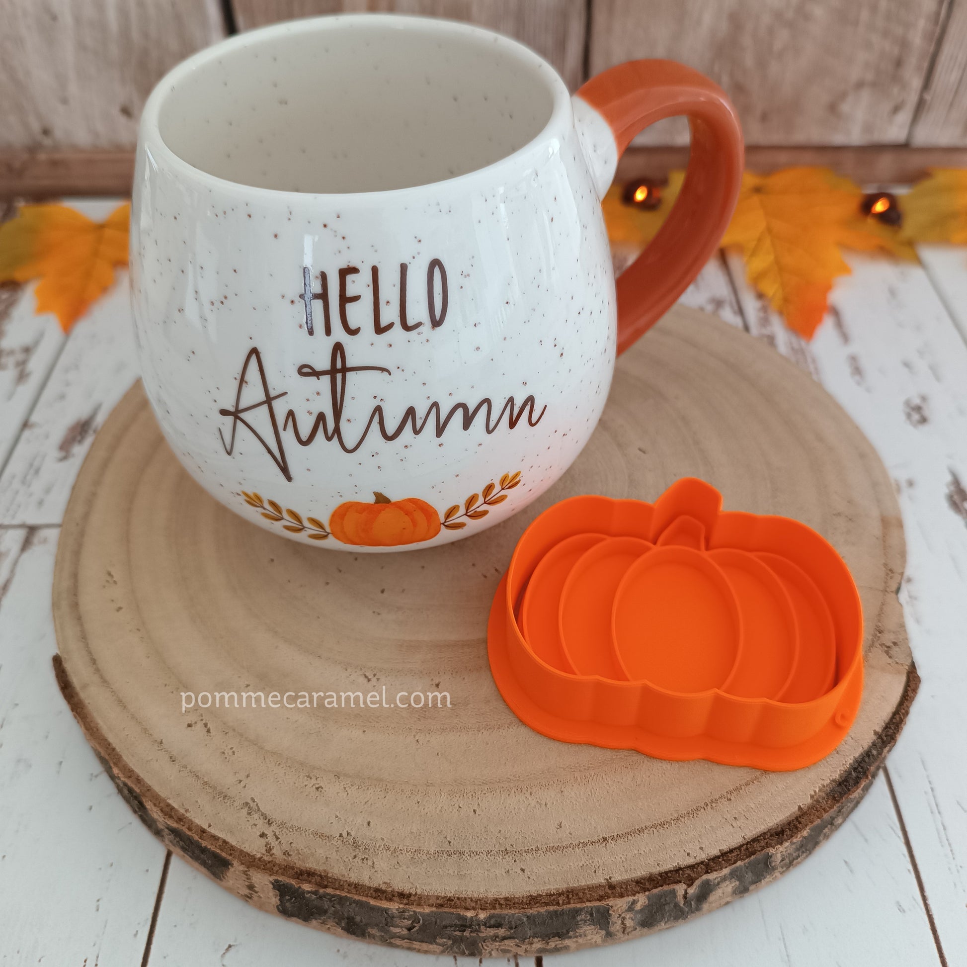 Tasse Ronde Hello Autumn et Emporte-Pièce Tampon Citrouille Orange Something Different Wholesale