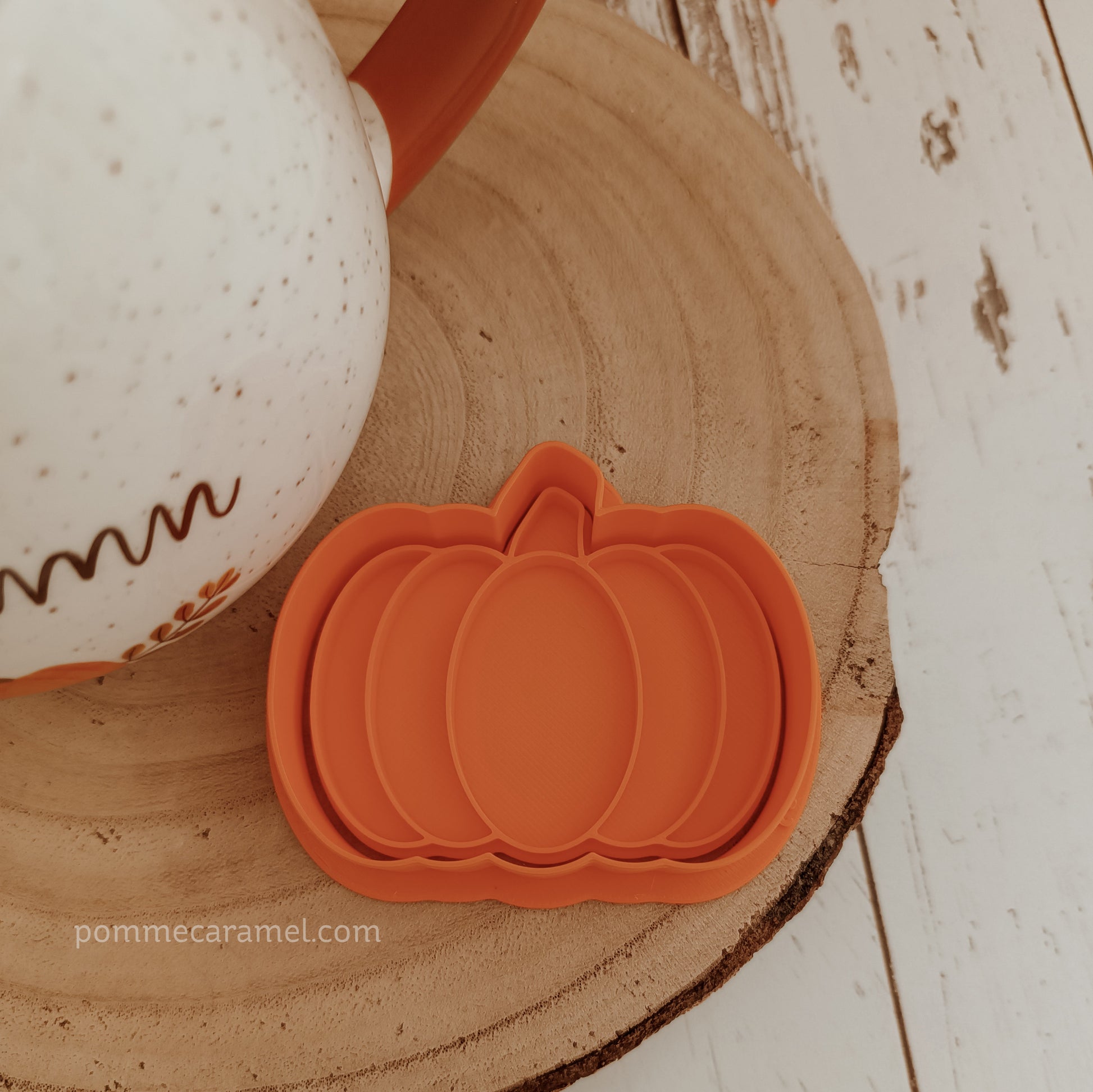 Tasse Ronde Hello Autumn et Emporte-Pièce Tampon Citrouille Orange Something Different Wholesale