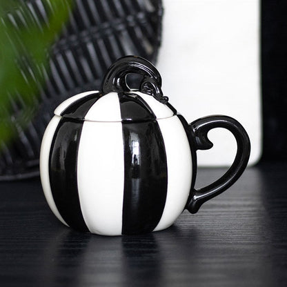 Mug avec couvercle à motif citrouille rayé noir et blanc Something Different Wholesale